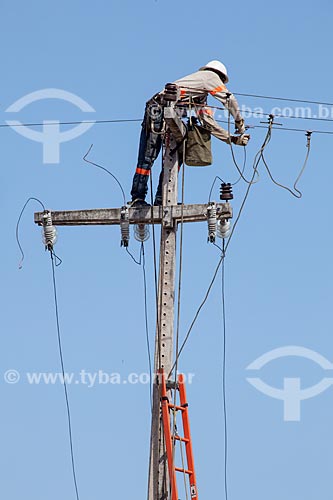  Assunto: Operários da COELCE (Companhia Energética do Ceará) fazendo manutenção da rede elétrica na Avenida Senador Carlos Jereissati / Local: Fortaleza - Ceará (CE) - Brasil / Data: 11/2012 