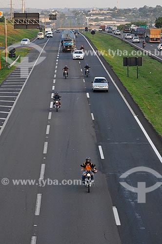  Assunto: Motociclistas na Rodovia Washington Luís (BR-040) / Local: próximo à São José do Rio Preto - São Paulo (SP) - Brasil / Data: 10/2012 