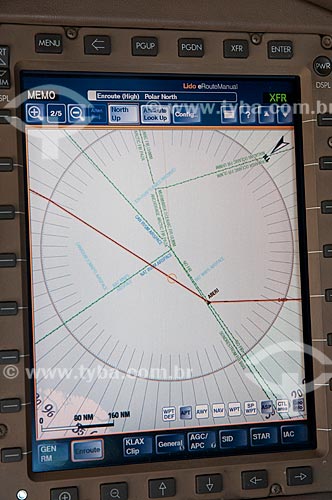 Assunto: Computador de bordo da aeronave B777 (EFB - Electronic Flight Bag) com mapa eletrônico / Local: Próximo ao Polo Norte - Região do Ártico / Data: 04/2010 