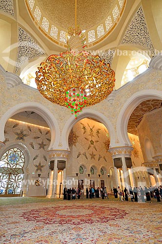  Assunto: Lustre da Grande Mesquita de Abu Dhabi - Mesquita Sheik Zayed Bin Sultan Al Nathyan - o fundador do Emirados Arabes Unidos / Local: Abu Dhabi - Emirados Árabes Unidos - Ásia / Data: 03/2012 