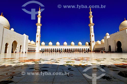  Assunto: Pátio interno da Grande Mesquita de Abu Dhabi - Mesquita Sheik Zayed Bin Sultan Al Nathyan - o fundador do Emirados Arabes Unidos / Local: Abu Dhabi - Emirados Árabes Unidos - Ásia / Data: 03/2012 