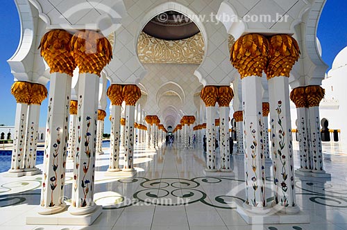  Assunto: Pátio interno da Grande Mesquita de Abu Dhabi - Mesquita Sheik Zayed Bin Sultan Al Nathyan - o fundador do Emirados Arabes Unidos / Local: Abu Dhabi - Emirados Árabes Unidos - Ásia / Data: 03/2012 
