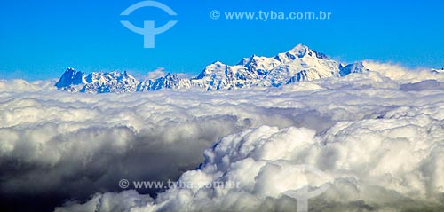  Assunto: Pico do Mont Blanc (Monte Branco) entre nuvens / Local: Fronteira entre França e Itália / Data: 04/2012 
