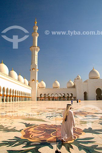  Assunto: Homem caminhando no pátio interno da Grande Mesquita de Abu Dhabi - Mesquita Sheik Zayed Bin Sultan Al Nathyan - o fundador do Emirados Arabes Unidos / Local: Abu Dhabi - Emirados Árabes Unidos - Ásia / Data: 12/2009 