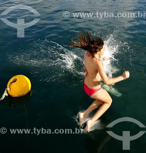  Assunto: Menina pulando nas águas da Enseada Sítio Forte / Local: Distrito Ilha Grande - Angra dos Reis - Rio de Janeiro (RJ) - Brasil / Data: 12/2010 