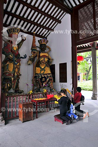  Assunto: Pessoas rezando no Templo Guangxiao / Local: Distrito de Xiguan - Guangzhou - China - Ásia / Data: 03/2010 