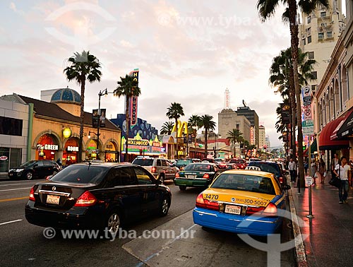  Assunto: Tráfego na Hollywood Boulevard com a calçada da fama à direita / Local: Hollywood - Los Angeles - Califórnia - Estados Unidos da América - EUA / Data: 07/2010 