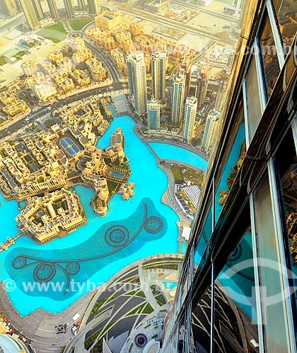  Assunto: Vista do centro da cidade de Dubai no Edifício Burj Khalifa - edifício mais alto do mundo - e o Lago Burj Khalifa / Local: Dubai - Emirados Árabes Unidos - Ásia / Data: 03/2012 