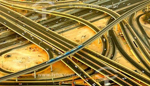  Assunto: Cruzamento da Rodovia Sheik Zayed com a Rodovia D71 - popularmente conhecida como Defense Roundabout (Rotatória da Defesa) / Local: Dubai - Emirados Árabes Unidos - Ásia / Data: 03/2012 