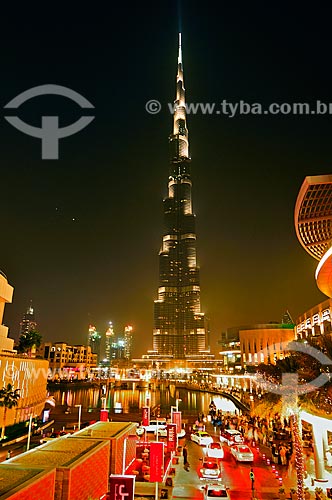  Assunto: Edifício Burj Khalifa iluminado à noite - prédio mais alto do mundo / Local: Dubai - Emirados Árabes Unidos - Ásia / Data: 03/2012 