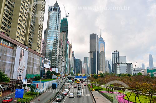  Assunto: Avenida Gloucester com centro comercial ao fundo / Local: Ilha de Hong Kong - Hong Kong - China - Ásia / Data: 04/2012 