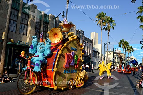  Desfile de carros alegóricos decorados com personagens da Disney que acontece na rua principal do parque,  conhecido como Move It, Celebrate It! Street Party  - Estados Unidos