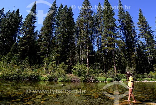  Assunto: Menina no rio do Wawona camping, ao sul do Parque Nacional de Yosemite / Local: Califórnia - Estados Unidos da América - EUA / Data: 09/2012 