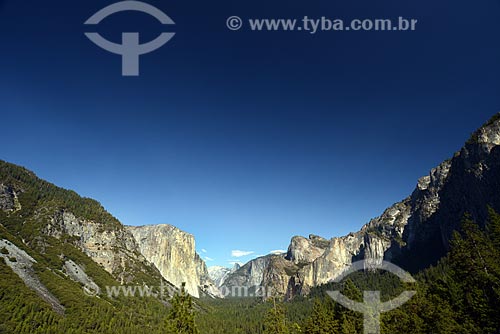  Assunto: Vista do vale de Yosemite com a montanha El Capitan à direita e Half Dome ao fundo, no Parque Nacional de Yosemite / Local: Califórnia - Estados Unidos da América - EUA / Data: 09/2012 