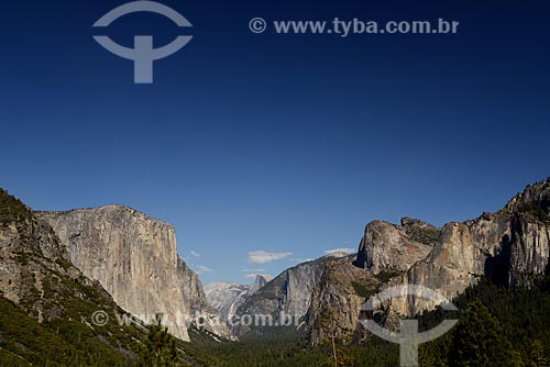  Assunto: Vista do vale de Yosemite com a montanha El Capitan à direita e Half Dome ao fundo, no Parque Nacional de Yosemite / Local: Califórnia - Estados Unidos da América - EUA / Data: 09/2012 