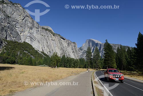  Assunto: Vista de rodovia com a montanha Half Dome ao fundo, no Parque Nacional de Yosemite / Local: Califórnia - Estados Unidos da América - EUA / Data: 09/2012 