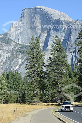  Assunto: Vista de rodovia com a montanha Half Dome ao fundo, no Parque Nacional de Yosemite / Local: Califórnia - Estados Unidos da América - EUA / Data: 09/2012 