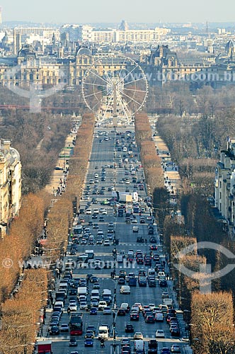  Assunto: Avenida Champs-Élysées com a Roda Gigante instalada na Place de la Concorde (Praça da Concórdia) no fundo / Local: Paris - França - Europa / Data: 02/2012 