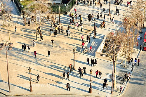  Assunto: Pessoas na Avenida Champs-Élysées próximas ao acesso subterrâneo ao Arco do Triunfo / Local: Paris - França - Europa / Data: 02/2012 
