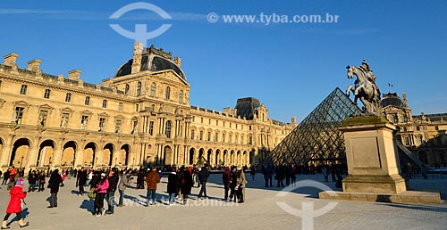  Assunto: Pátio principal do Palais du Louvre (Palácio do Louvre) - à esquerda Musée du Louvre (Museu do Louvre) e à direita a Pirâmide do Louvre (1989) e a estátua equestre de Louis XIV / Local: Paris - França - Europa / Data: 02/2012 
