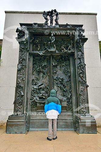  Assunto: Pessoa admirando a Porta do Inferno (1880) - Escultura de Auguste Rodin que tem como tema à Divina Comédia de Dante / Local: Paris - França - Europa / Data: 02/2012 