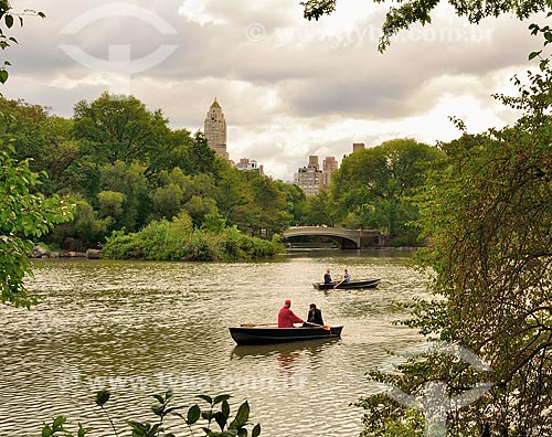  Assunto: Casais em canoas no The Lake (O Lago) com a Bow Bridge (Ponte Bow) ao fundo - Central Park / Local: Manhattan - Nova Iorque - Estados Unidos - América do Norte / Data: 09/2010 