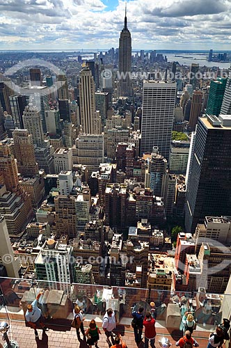  Assunto: Edifícios do Rockefeller Center com o Empire State Building ao fundo / Local: Manhattan - Nova Iorque - Estados Unidos - América do Norte / Data: 09/2010 