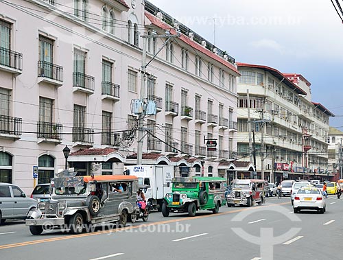  Jeepneys na Avenida Andres Soriano Junior - são o mais popular meio de transporte público nas Filipinas e foram feitas originalmente de jipes militares dos EUA, da II Guerra Mundial  - Filipinas
