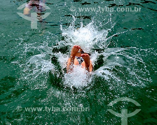  Assunto: Menina pulando nas águas da Ilha de Paquetá / Local: Distrito Ilha Grande - Angra dos Reis - Rio de Janeiro (RJ) - Brasil / Data: 12/2010 