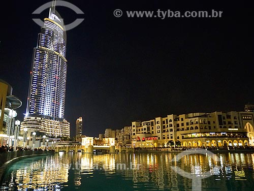  Assunto: Lago Burj Khalifa com o The Address Downtown Hotel à esquerda / Local: Dubai - Emirados Árabes Unidos - Ásia / Data: 01/2011 