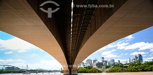  Assunto: Vista de baixo da Ponte Capitão Cook (1972) sobre o Rio Brisbane / Local: Brisbane - Queensland - Austrália - Oceania / Data: 01/2011 