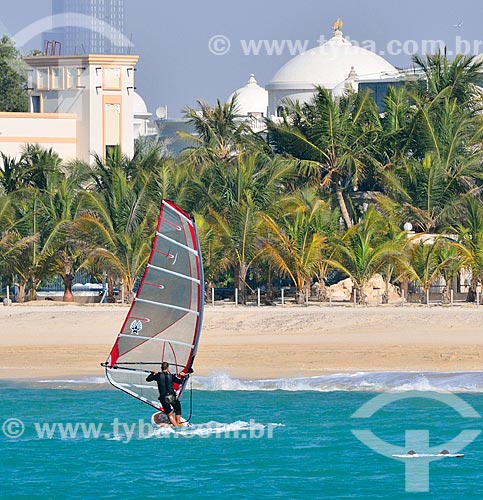  Assunto: Windsurf na Praia de Jumeirah com mesquita ao fundo / Local: Jumeirah - Dubai - Emirados Árabes Unidos - Ásia / Data: 02/2011 