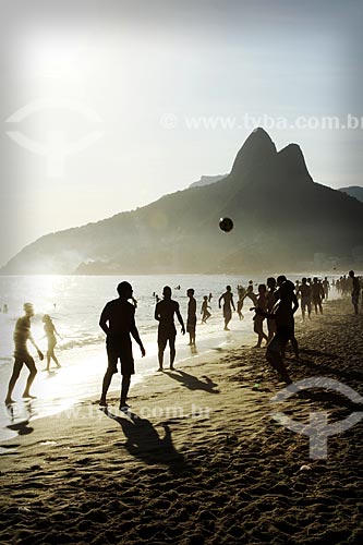  Assunto: Pessoas jogando futebol na beira da Praia de Ipanema com Morro Dois Irmãos ao fundo / Local: Ipanema - Rio de Janeiro (RJ) - Brasil / Data: 12/2012 