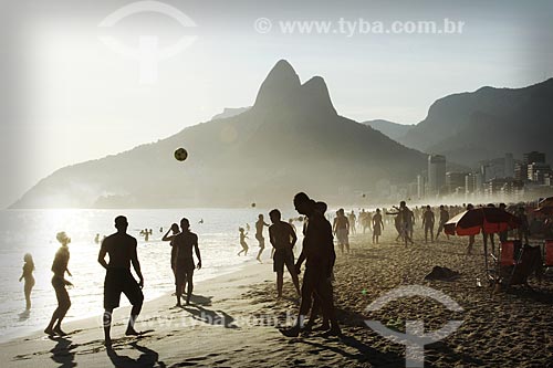  Assunto: Pessoas jogando futebol na beira da Praia de Ipanema com Morro Dois Irmãos ao fundo / Local: Ipanema - Rio de Janeiro (RJ) - Brasil / Data: 12/2012 