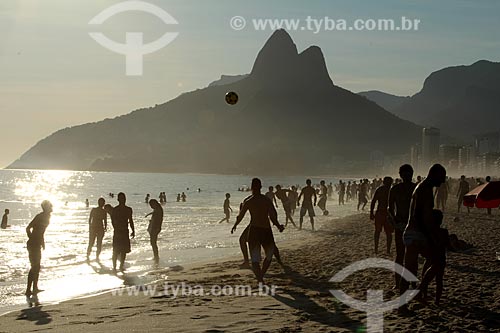  Assunto: Pessoas jogando futebol na beira da Praia de Ipanema com Morro Dois Irmãos ao fundo / Local: Ipanema - Rio de Janeiro (RJ) - Brasil / Data: 12/2012 