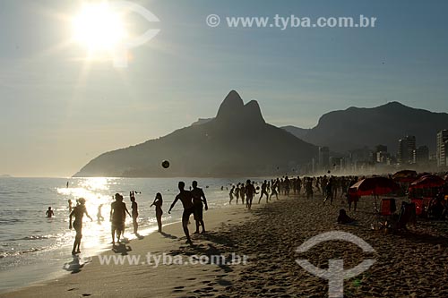  Assunto: Pessoas jogando futebol na beira da Praia de Ipanema com Morro Dois Irmãos ao fundo / Local: Ipanema - Rio de Janeiro (RJ) - Brasil / Data: 12/2012 