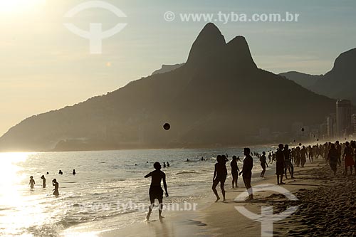  Assunto: Pessoas jogando futebol na beira da Praia de Ipanema com Morro Dois Irmãos ao fundo / Local: Ipanema - Rio de Janeiro (RJ) - Brasil / Data: 12/2012 