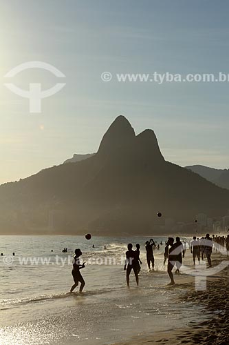  Assunto: Pessoas jogando futebol na beira da Praia de Ipanema com Morro Dois Irmãos ao fundo / Local: Ipanema - Rio de Janeiro (RJ) - Brasil / Data: 12/2012 