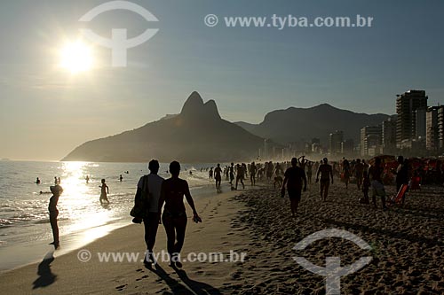  Assunto: Pessoas na beira da Praia de Ipanema com Morro Dois Irmãos ao fundo / Local: Ipanema - Rio de Janeiro (RJ) - Brasil / Data: 12/2012 