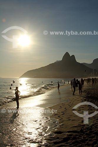  Assunto: Pessoas na beira da Praia de Ipanema com Morro Dois Irmãos ao fundo / Local: Ipanema - Rio de Janeiro (RJ) - Brasil / Data: 12/2012 