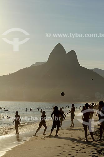  Assunto: Pessoas jogando futebol na beira da Praia de Ipanema com Morro Dois Irmãos ao fundo / Local: Ipanema - Rio de Janeiro (RJ) - Brasil / Data: 12/2012 