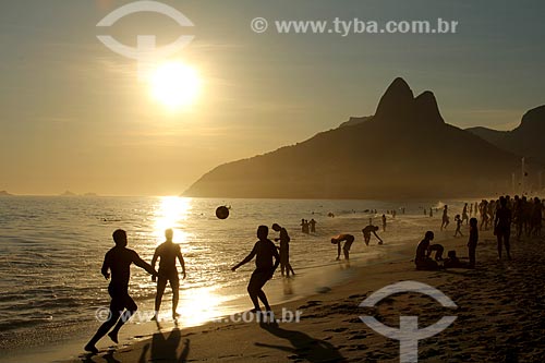  Assunto: Pessoas jogando futebol na beira da Praia de Ipanema com Morro Dois Irmãos ao fundo / Local: Ipanema - Rio de Janeiro (RJ) - Brasil / Data: 12/2012 