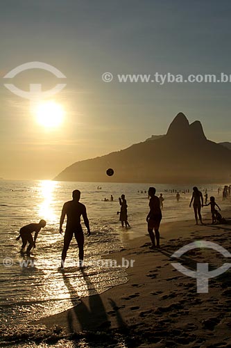  Assunto: Pessoas jogando futebol na beira da Praia de Ipanema com Morro Dois Irmãos ao fundo / Local: Ipanema - Rio de Janeiro (RJ) - Brasil / Data: 12/2012 