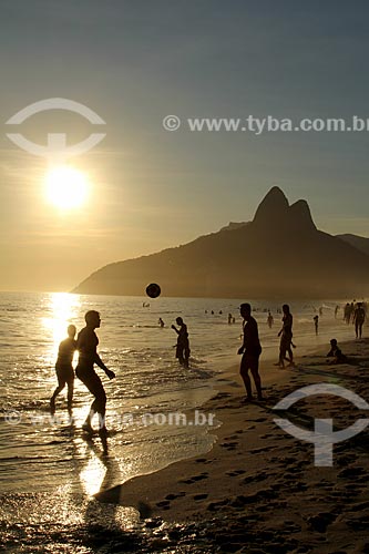  Assunto: Pessoas jogando futebol na beira da Praia de Ipanema com Morro Dois Irmãos ao fundo / Local: Ipanema - Rio de Janeiro (RJ) - Brasil / Data: 12/2012 