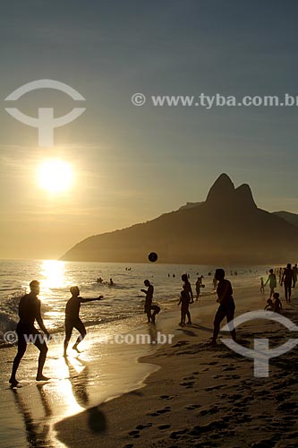  Assunto: Pessoas jogando futebol na beira da Praia de Ipanema com Morro Dois Irmãos ao fundo / Local: Ipanema - Rio de Janeiro (RJ) - Brasil / Data: 12/2012 