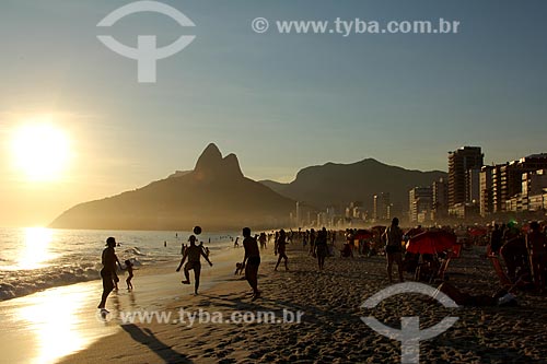  Assunto: Pessoas jogando futebol na beira da Praia de Ipanema com Morro Dois Irmãos ao fundo / Local: Ipanema - Rio de Janeiro (RJ) - Brasil / Data: 12/2012 