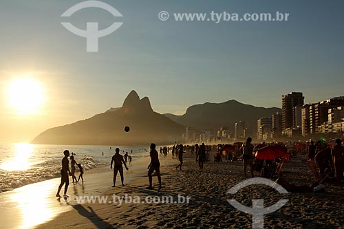  Assunto: Pessoas jogando futebol na beira da Praia de Ipanema com Morro Dois Irmãos ao fundo / Local: Ipanema - Rio de Janeiro (RJ) - Brasil / Data: 12/2012 