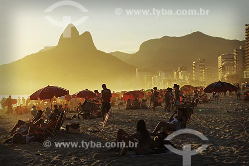  Assunto: Pessoas na beira da Praia de Ipanema com Morro Dois Irmãos ao fundo / Local: Ipanema - Rio de Janeiro (RJ) - Brasil / Data: 12/2012 