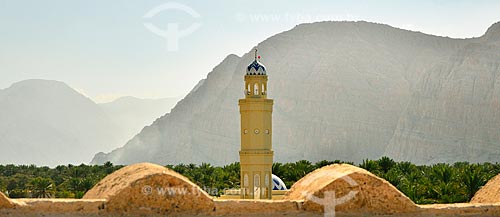  Assunto: Minarete de Mesquita em Khasab com montanha ao fundo / Local: Distrito de Khasab - Musandam - Omã - Ásia / Data: 02/2011 
