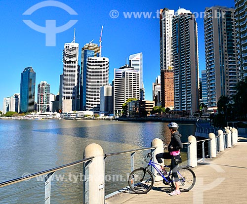  Assunto: Ciclista às margens do Rio Brisbane com edifícios ao fundo / Local: Brisbane - Queensland - Austrália - Oceania / Data: 07/2011 